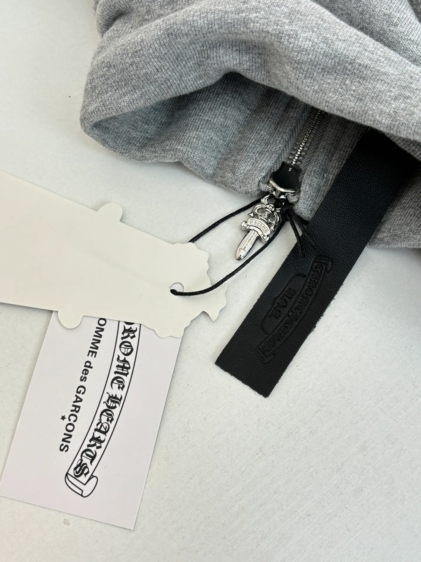 P406 Chrome Heart*/Chrome Heart FW25 leather cross half-zip sweatshirt Made of high-weight pure cotton terry fabric, pre-shrunk to ensure wearing stability, three-dimensional leather cross label, half-zip collar with dagger-shaped zipper puller, combined with curved hem tailoring and kangaroo pocket Size: S/M/L/XL